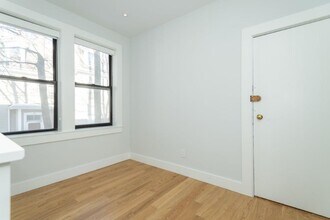 12 Elko St, Unit 8 in Boston, MA - Foto de edificio - Building Photo