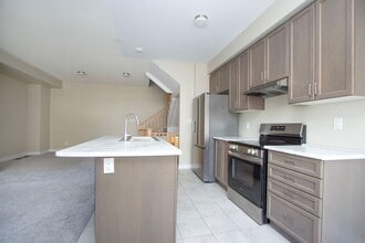 1104 Lockie Dr in Oshawa, ON - Building Photo - Building Photo