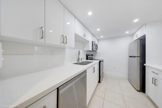 265 Grapetree Dr, Unit 121 in Key Biscayne, FL - Building Photo - Building Photo
