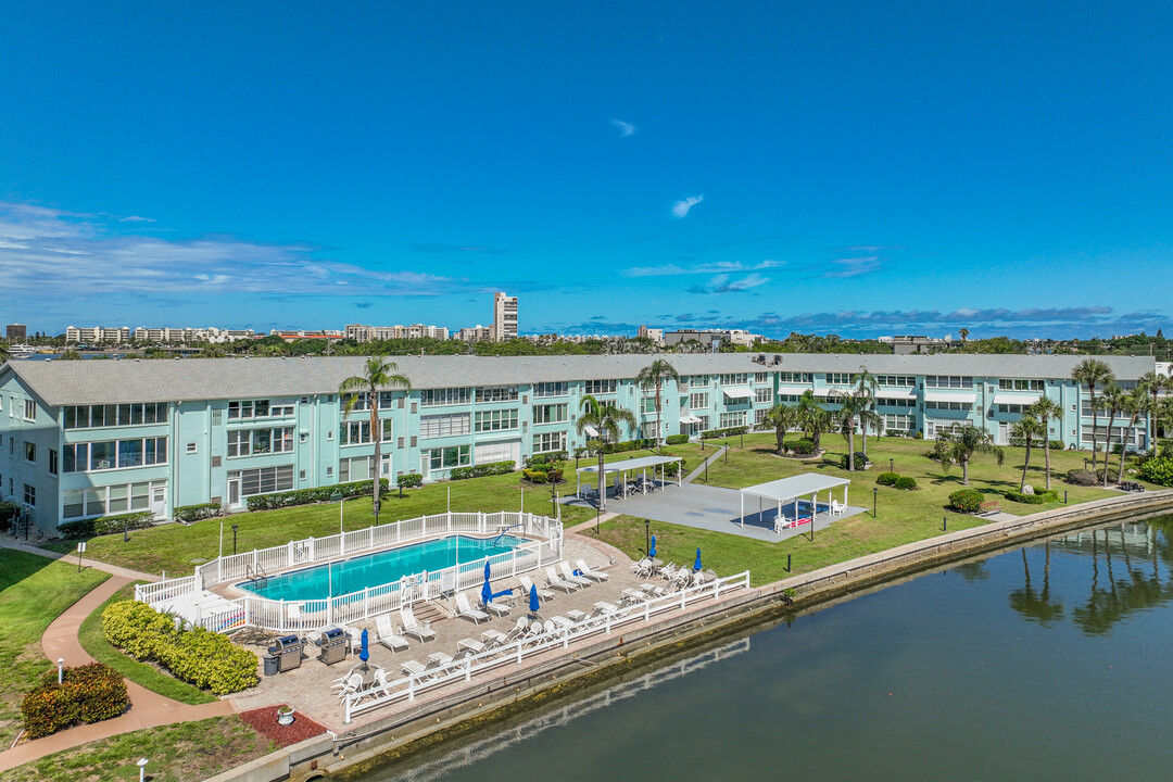 Shore View in South Pasadena, FL - Building Photo