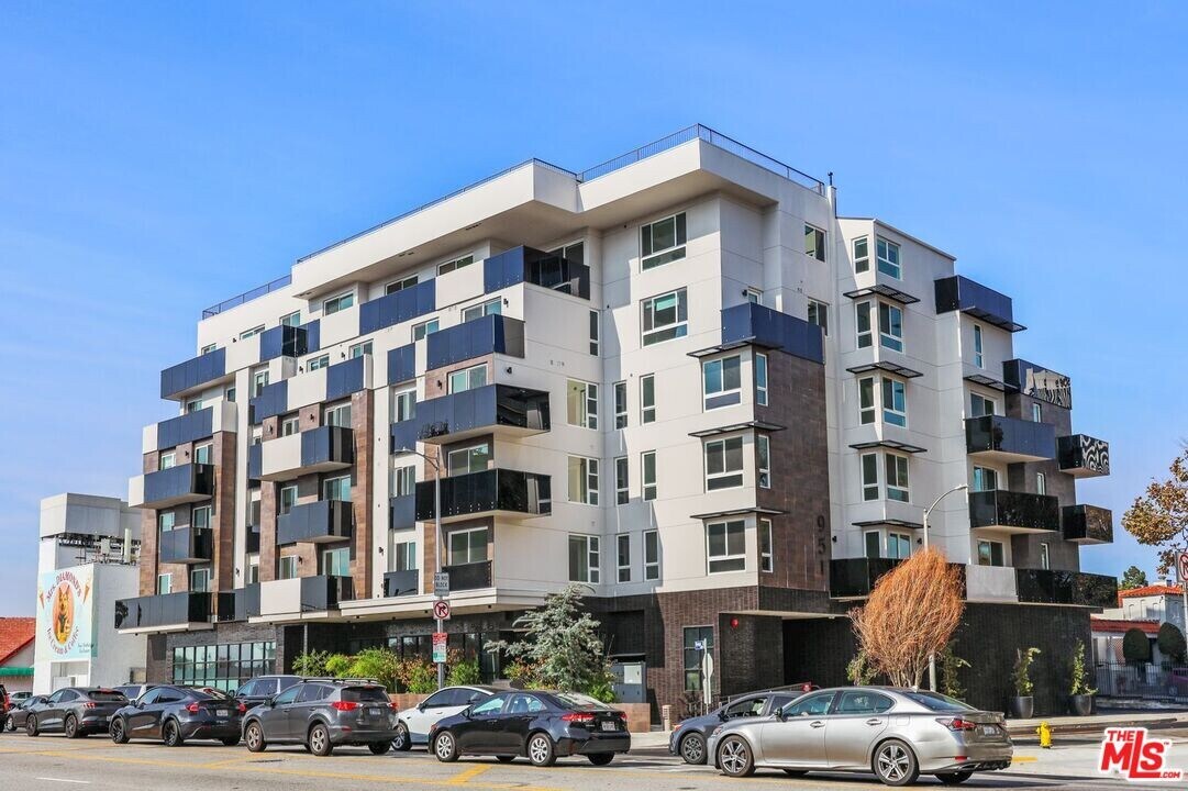 951 Ogden Dr in Los Angeles, CA - Foto de edificio