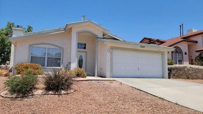 7025 Crown Ridge Dr in El Paso, TX - Foto de edificio - Building Photo