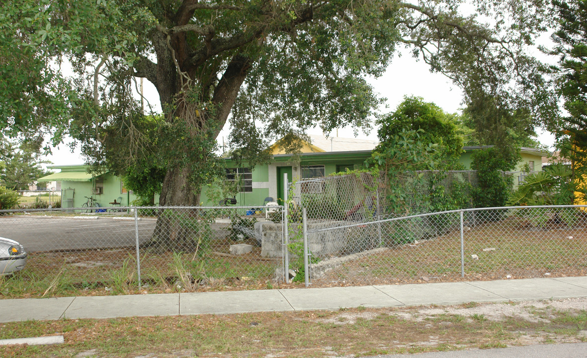 2409 NW 8th St in Fort Lauderdale, FL - Building Photo