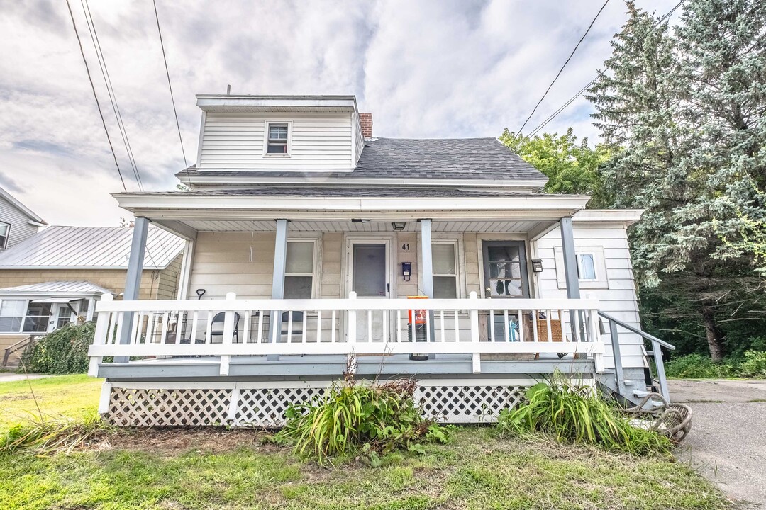 41 Monument Street in Winslow, ME - Building Photo