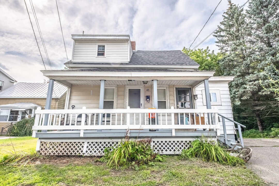 41 Monument Street in Winslow, ME - Foto de edificio