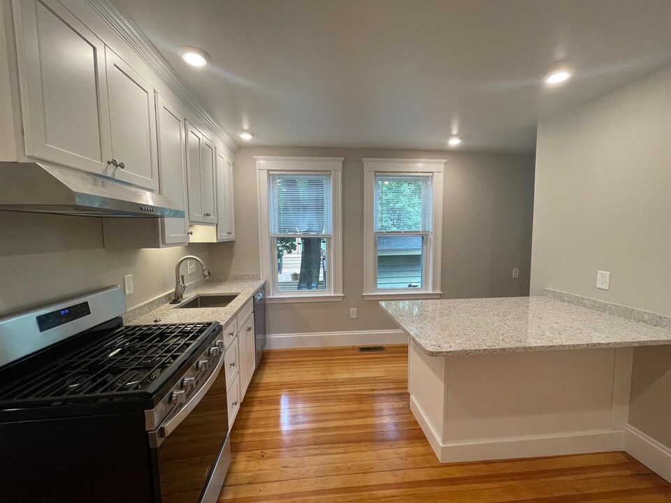 26 Ashland St, Unit 1 in Somerville, MA - Foto de edificio