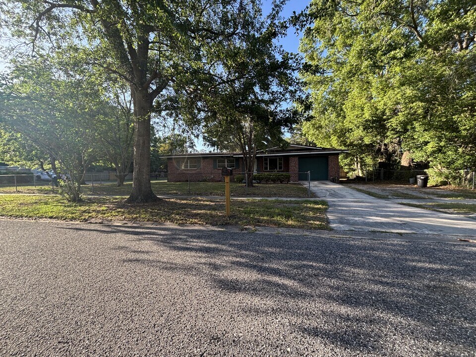 7525 Sharbeth Dr S in Jacksonville, FL - Building Photo