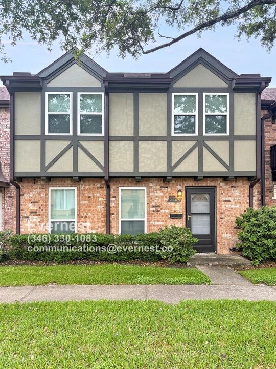 2206 Shadowdale Dr in Houston, TX - Building Photo