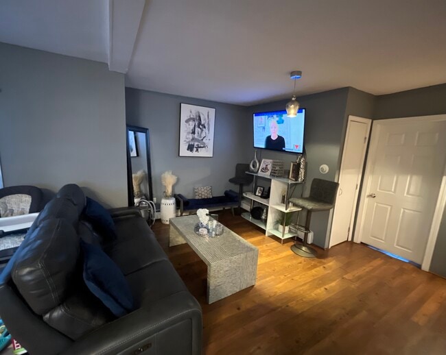 11 Orchard St, Unit 1 in Haverhill, MA - Foto de edificio - Building Photo