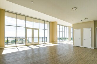 2 Hbr Pt Rd S in Stamford, CT - Building Photo - Building Photo