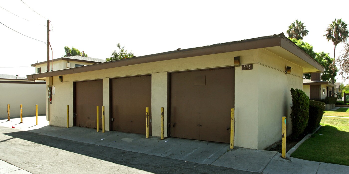 735 W Bellevue Dr in Anaheim, CA - Building Photo