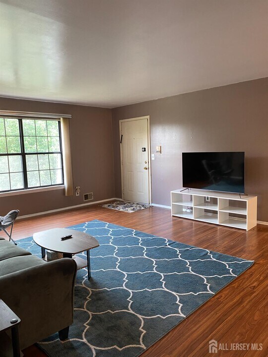 522 Orlando St in Edison, NJ - Building Photo