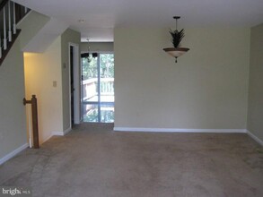 5903 Baron Kent Ln in Centreville, VA - Foto de edificio - Building Photo