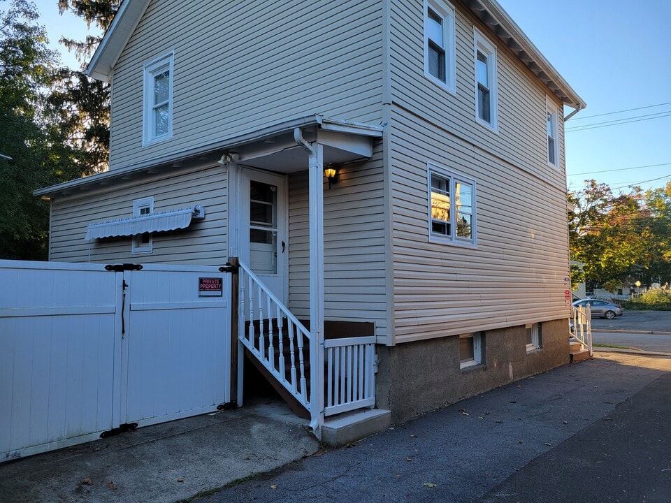 32 St John St, Unit 1 in Goshen, NY - Foto de edificio