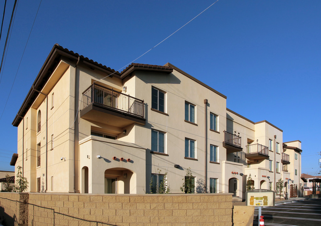 Terra Bella Apartments in Bell Gardens, CA - Foto de edificio