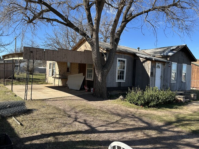 property at 903 W 8th St