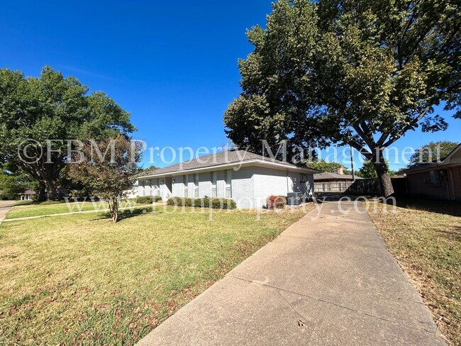 1700 Charlottesville Dr in Ennis, TX - Building Photo - Building Photo