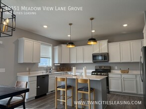 19351 Meadow View Ln in Maple Grove, MN - Foto de edificio - Building Photo