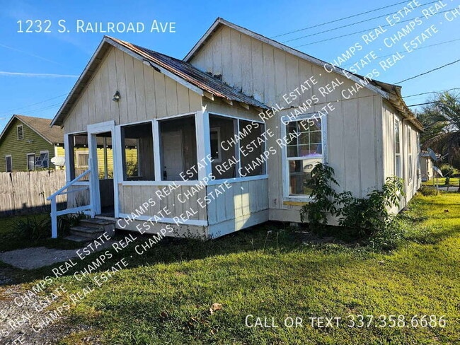 1232 S Railroad Ave in Opelousas, LA - Foto de edificio - Building Photo