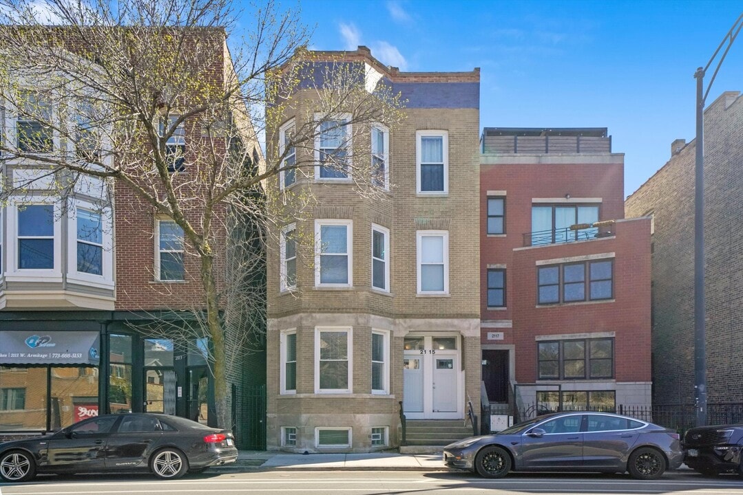 2115 W Armitage Ave in Chicago, IL - Building Photo