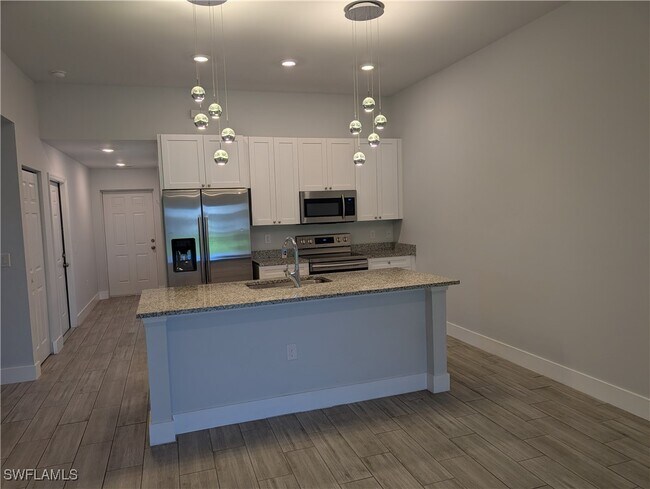 3904 SE 11th Ave in Cape Coral, FL - Building Photo - Building Photo