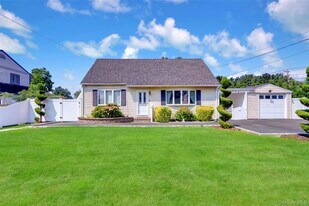 290 Eastwood Ave in Deer Park, NY - Building Photo