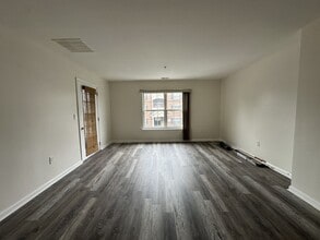 1022 Dogwood Ct in New Brunswick, NJ - Building Photo - Building Photo