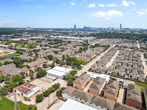8715 Meadowcroft Dr in Houston, TX - Building Photo - Building Photo