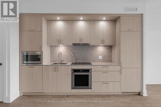 259 The Kingsway in Toronto, ON - Building Photo - Building Photo
