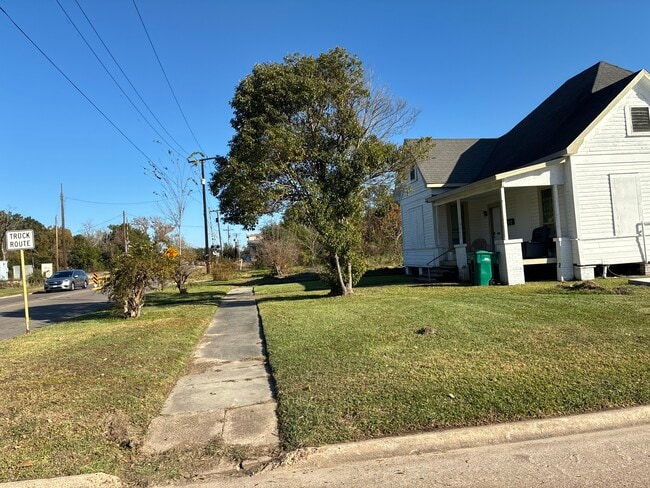 1211 W Park Ave in Orange, TX - Building Photo - Building Photo