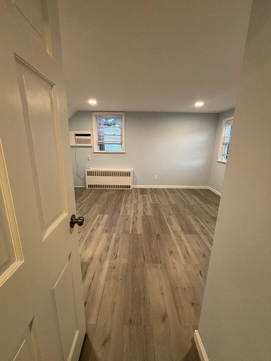 114 E Meadow Ave in East Meadow, NY - Foto de edificio