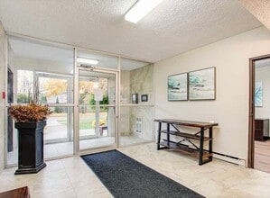 L'Alpin Apartments in Collingwood, ON - Building Photo - Building Photo