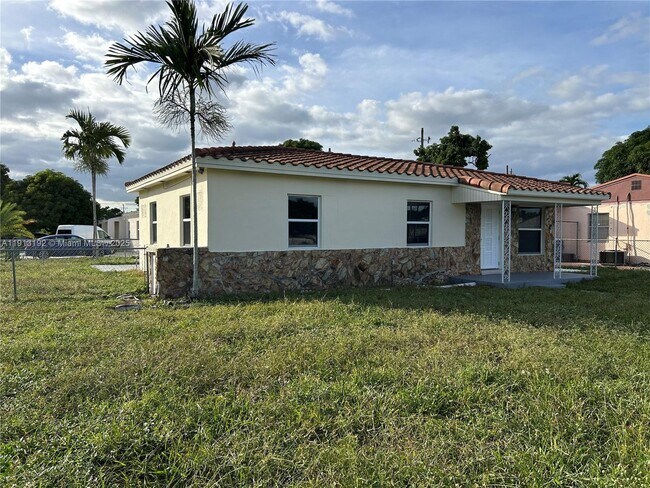 610 E 8th Ave in Hialeah, FL - Building Photo - Building Photo