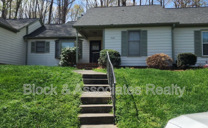 928 Chatfield Dr in Jamestown, NC - Building Photo