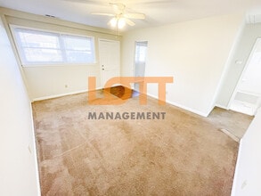 2404 E Lee Rd, Unit A in Taylors, SC - Foto de edificio - Building Photo