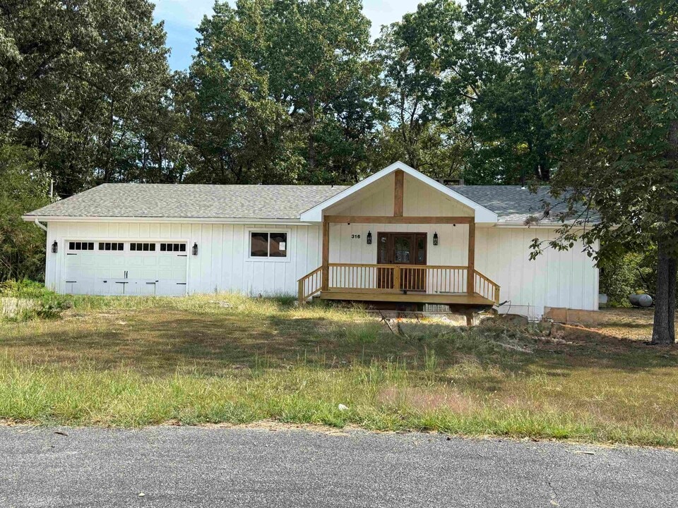 316 E Church St in Horseshoe Bend, AR - Building Photo