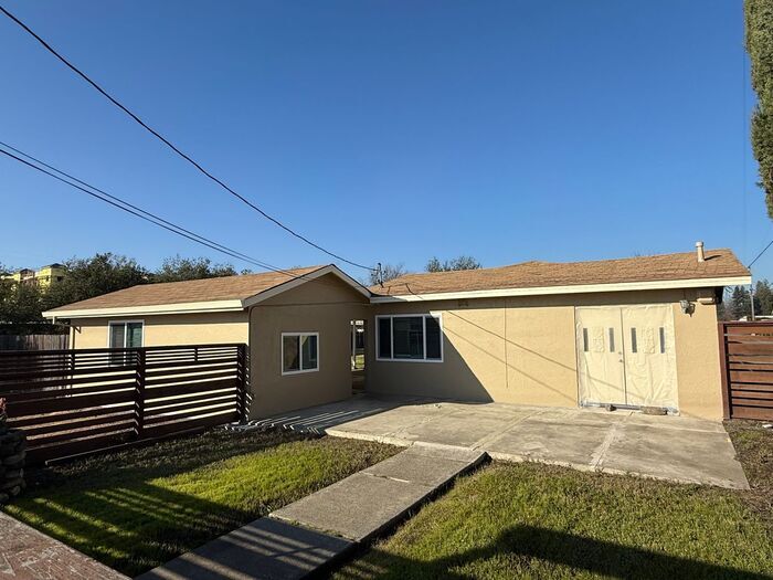 211 Shiloh Rd in Windsor, CA - Building Photo