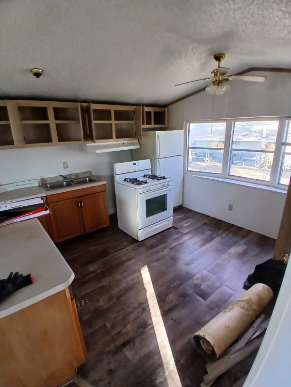 905 W 37th Ave in Hobart, IN - Foto de edificio - Building Photo