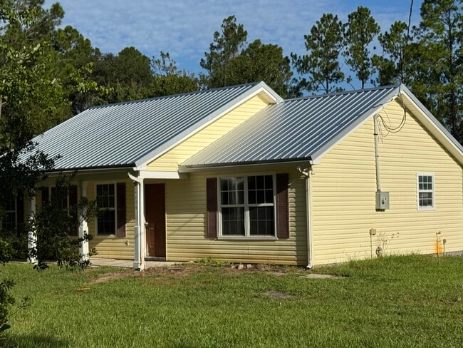 24899 Crawford Rd in Callahan, FL - Building Photo - Building Photo