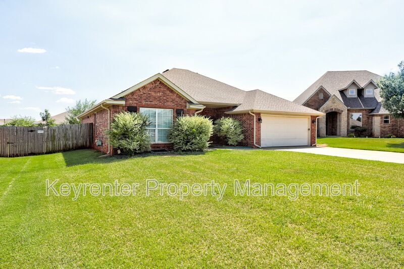 13216 SW 2nd St in Yukon, OK - Building Photo