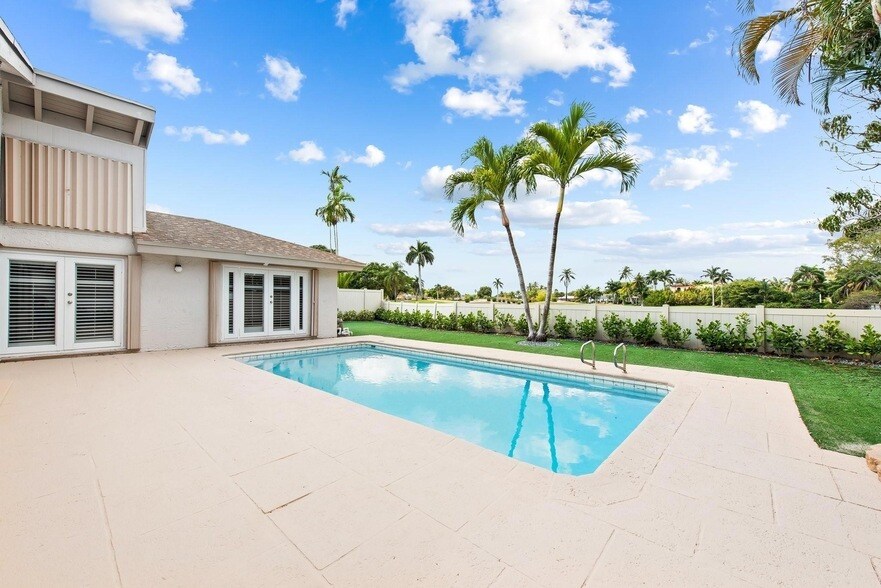 52 Greens Rd in Hollywood, FL - Building Photo