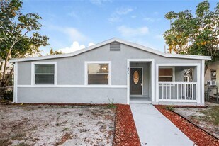 525 Braddock St S in St. Petersburg, FL - Building Photo