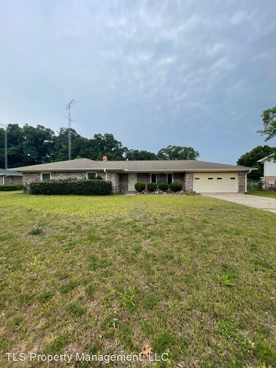 402 Colonial Dr Photo