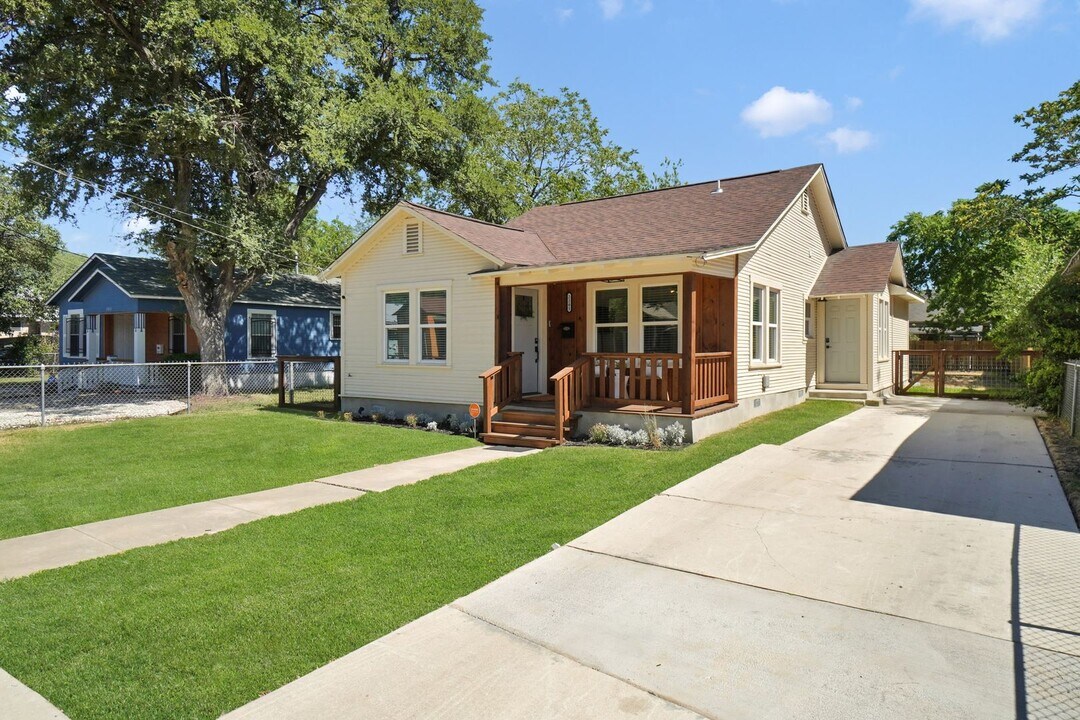 2205 Monterey St in San Antonio, TX - Building Photo