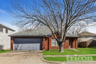 1204 Crabtree Ct in Cedar Hill, TX - Building Photo