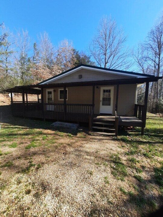 421 Berry Mountain Rd in Sylva, NC - Building Photo