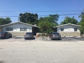 La Siesta Apartments in Fort Lauderdale, FL - Building Photo - Primary Photo