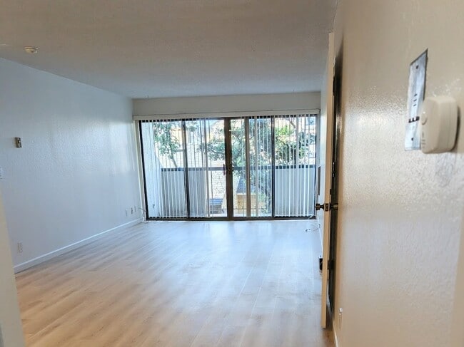 398 Parrott St, Unit 104 in San Leandro, CA - Building Photo - Building Photo