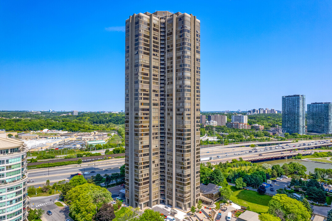 Palace Place in Toronto, ON - Building Photo