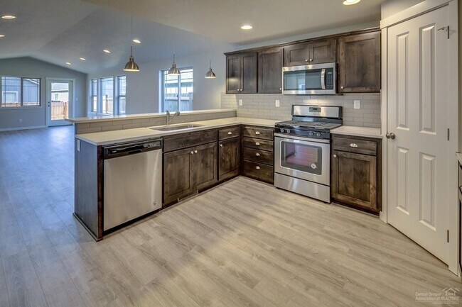 3076 NW Cedar Ave in Redmond, OR - Building Photo - Building Photo